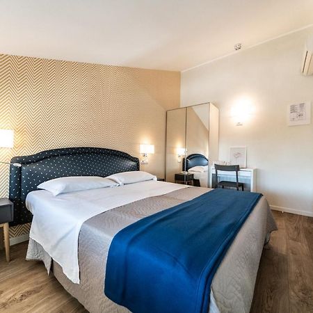 Hotel Kiss Riccione Bagian luar foto