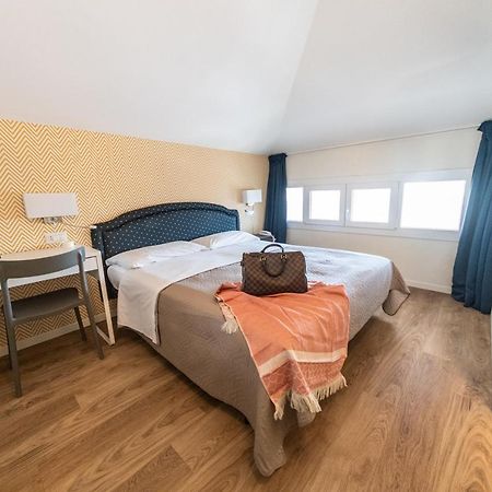 Hotel Kiss Riccione Bagian luar foto