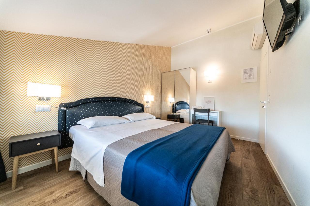 Hotel Kiss Riccione Bagian luar foto