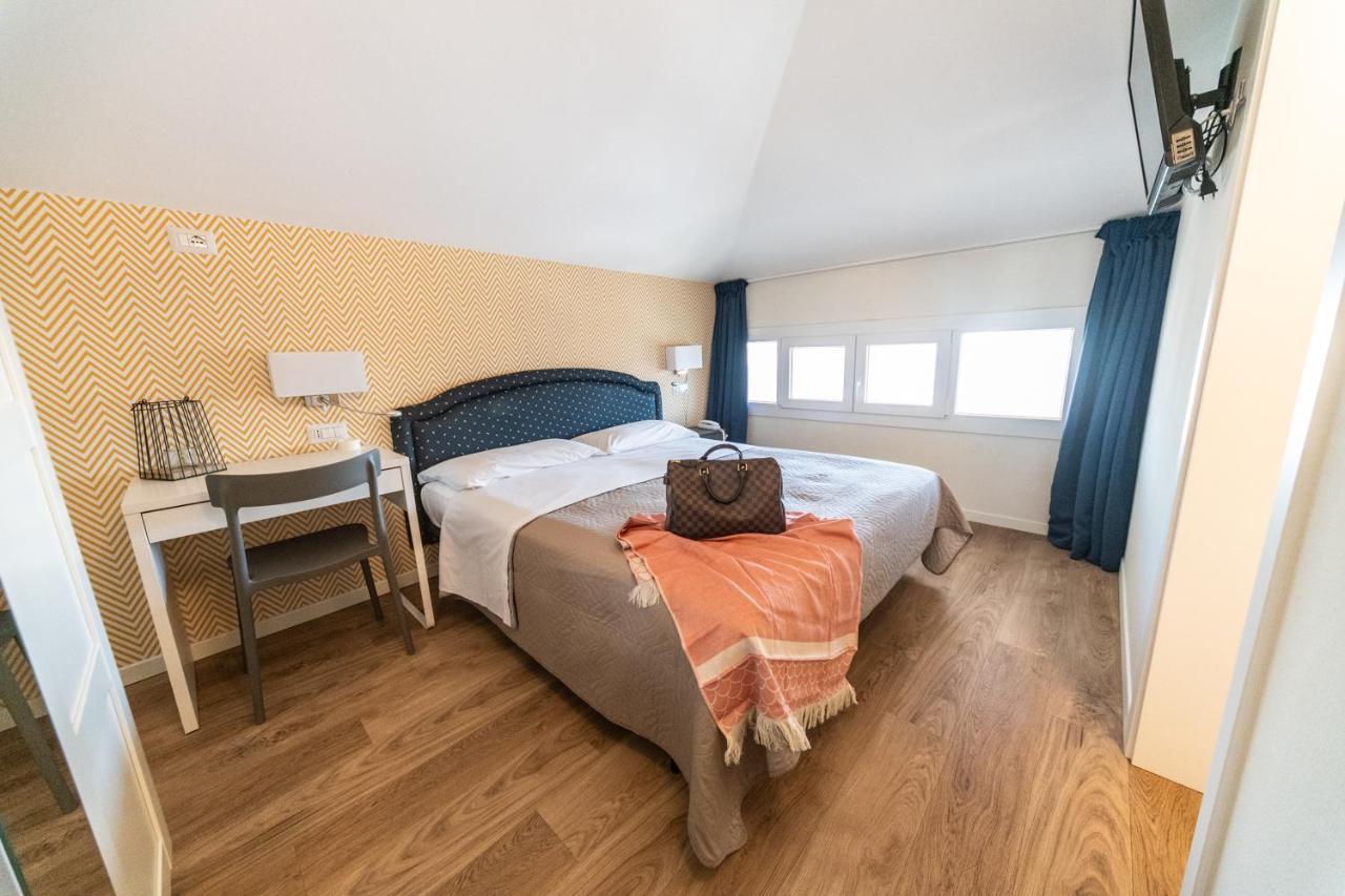 Hotel Kiss Riccione Bagian luar foto