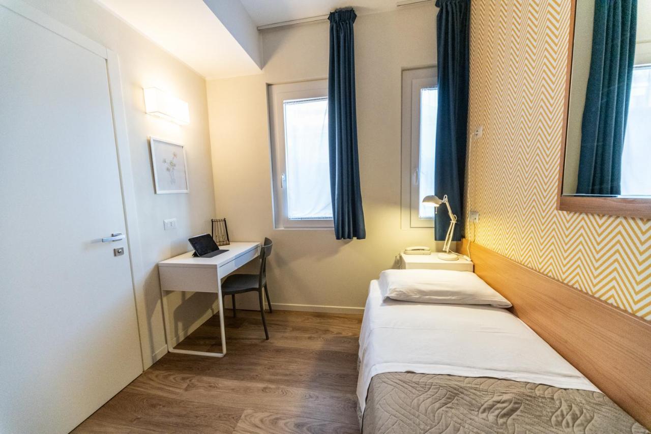 Hotel Kiss Riccione Bagian luar foto