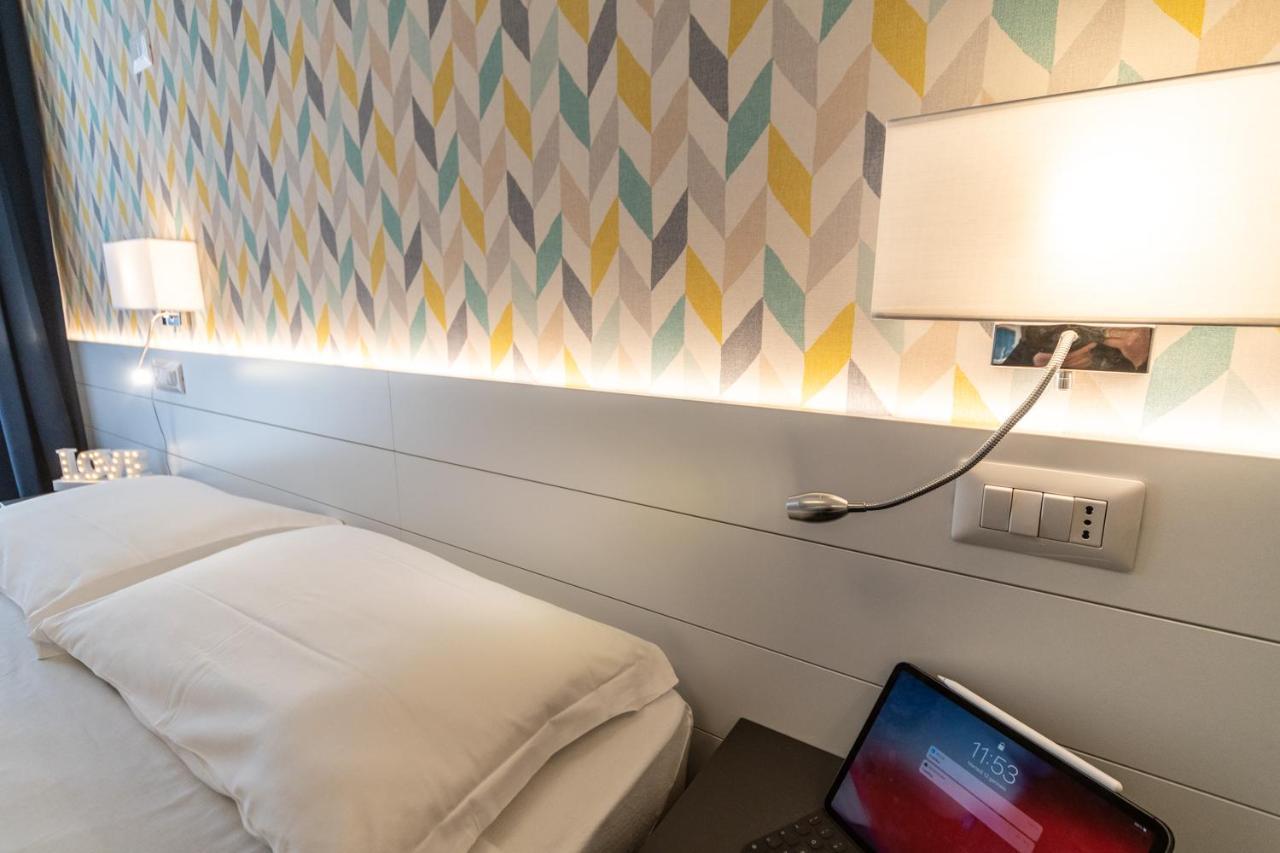 Hotel Kiss Riccione Bagian luar foto