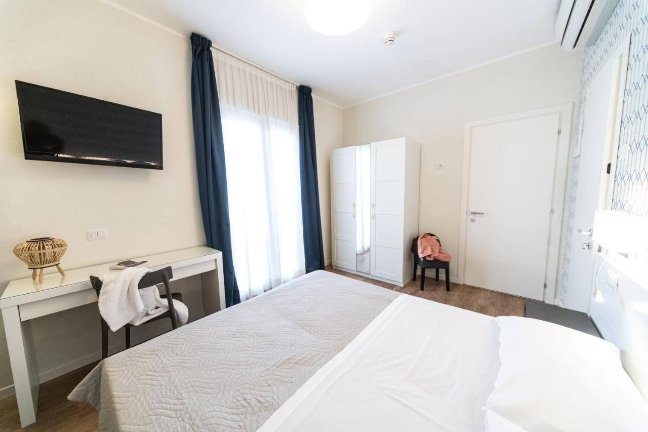 Hotel Kiss Riccione Bagian luar foto