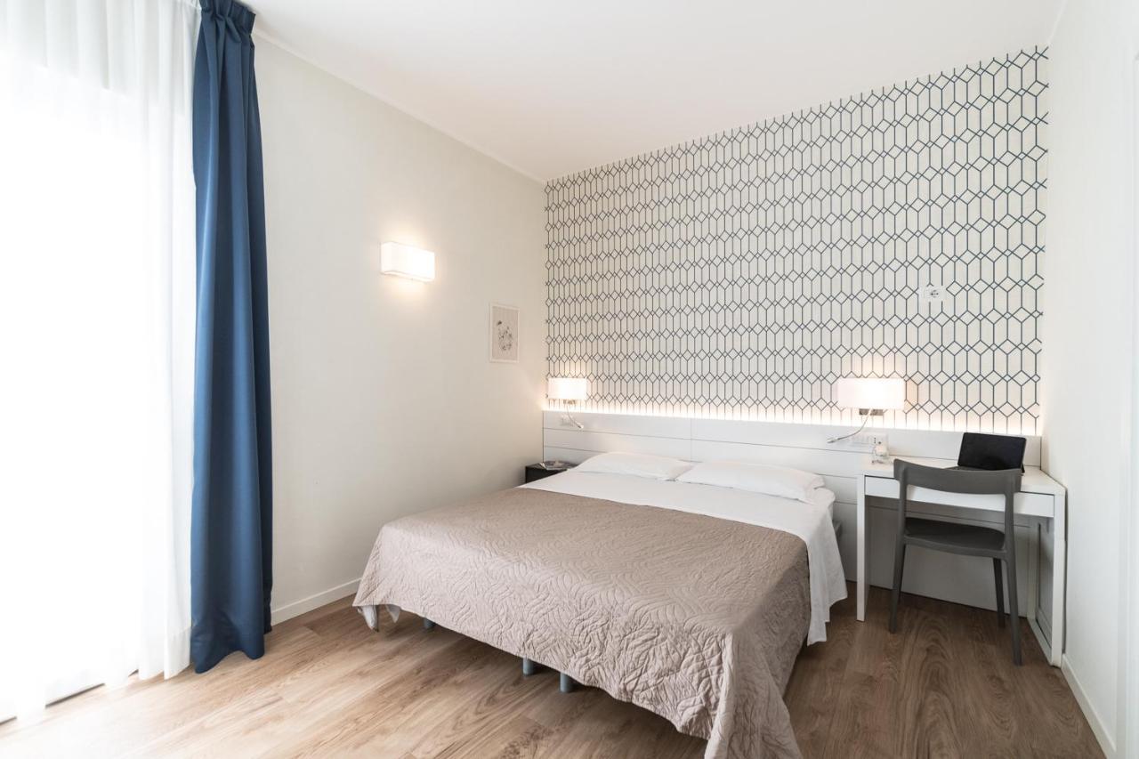 Hotel Kiss Riccione Bagian luar foto