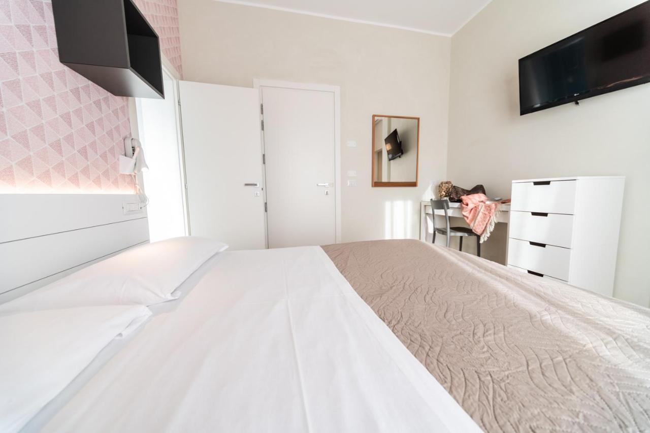 Hotel Kiss Riccione Bagian luar foto