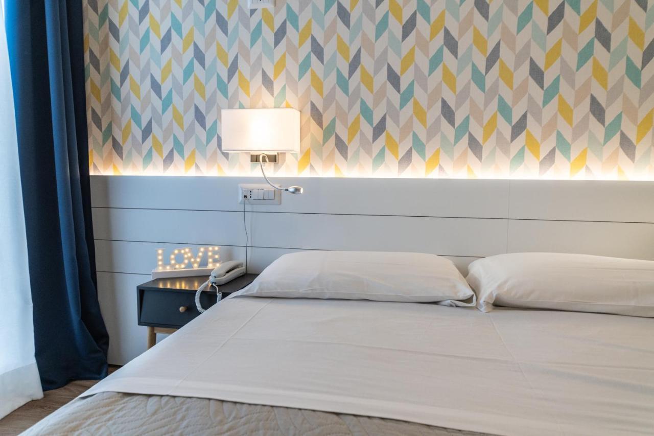 Hotel Kiss Riccione Bagian luar foto