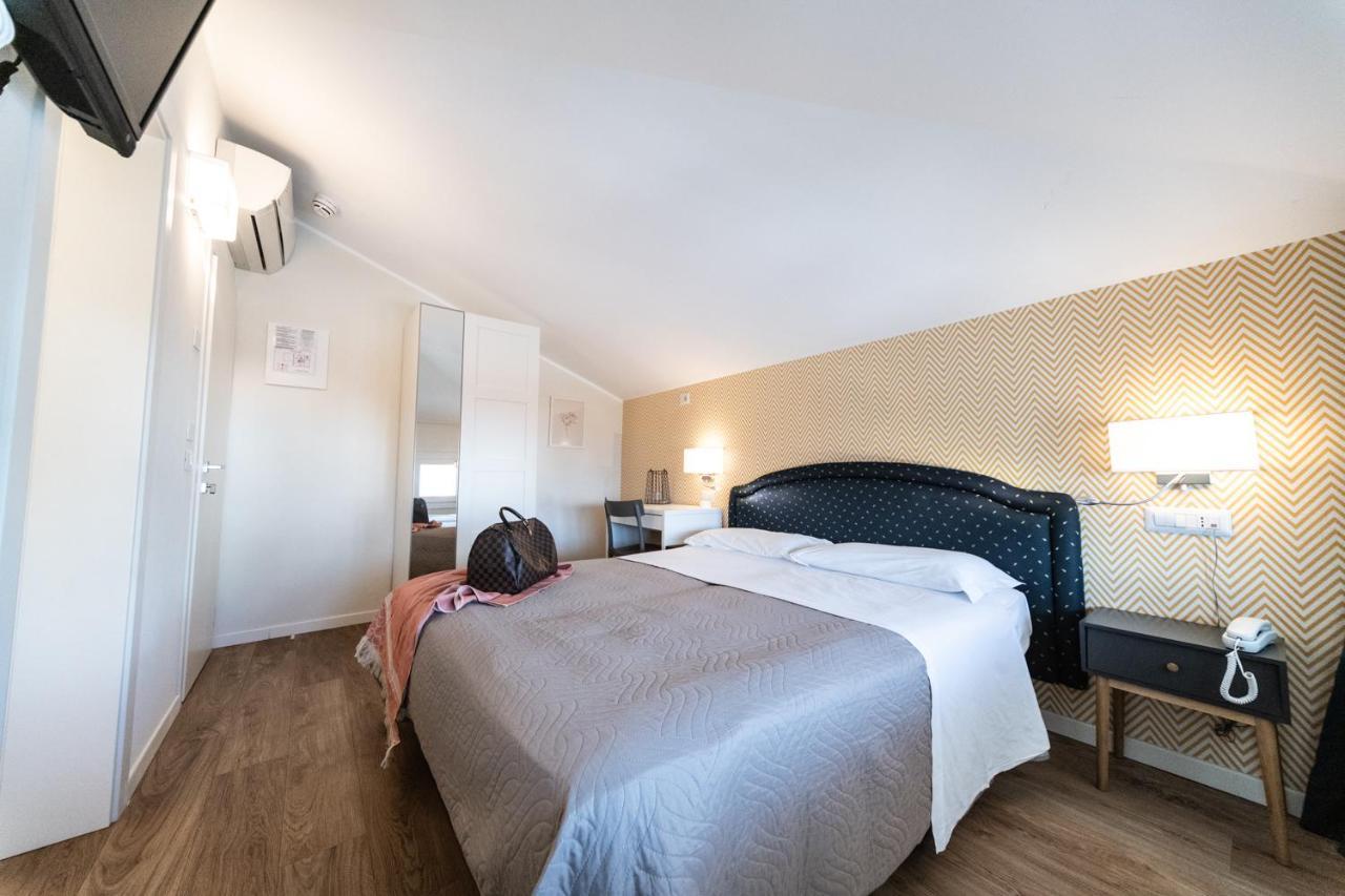 Hotel Kiss Riccione Bagian luar foto