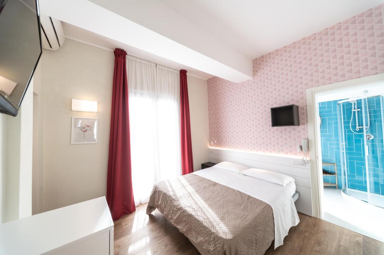 Hotel Kiss Riccione Bagian luar foto