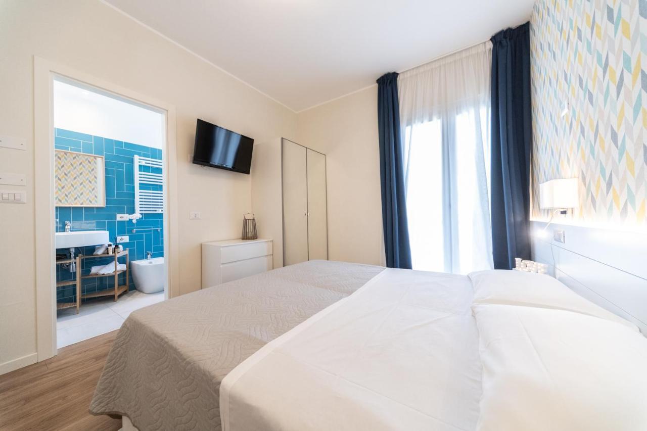Hotel Kiss Riccione Bagian luar foto