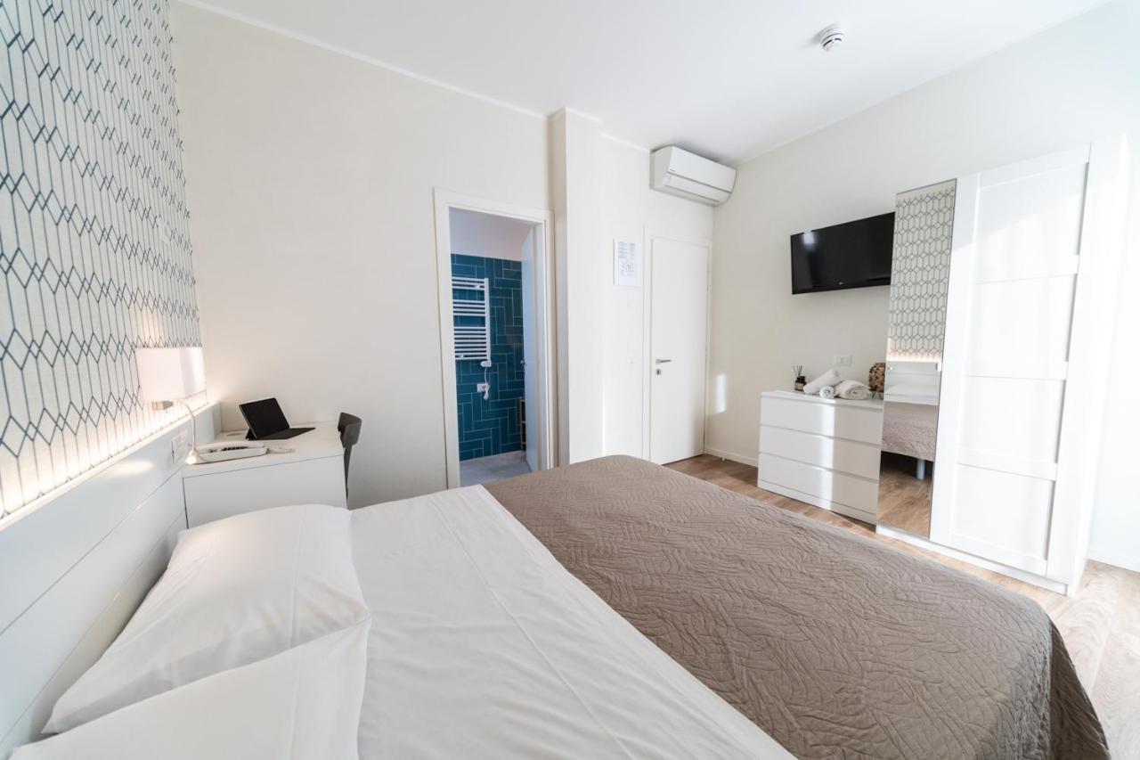 Hotel Kiss Riccione Bagian luar foto