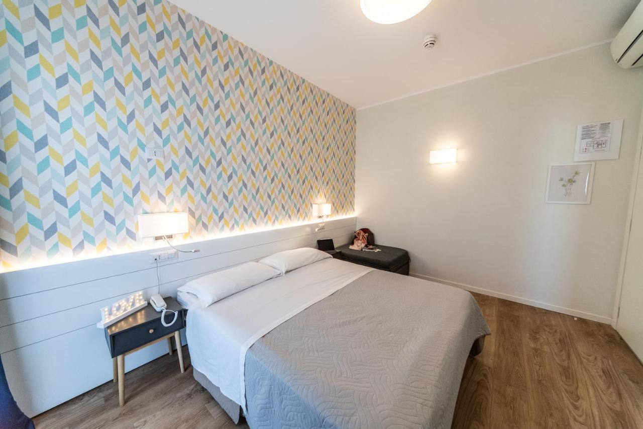 Hotel Kiss Riccione Bagian luar foto