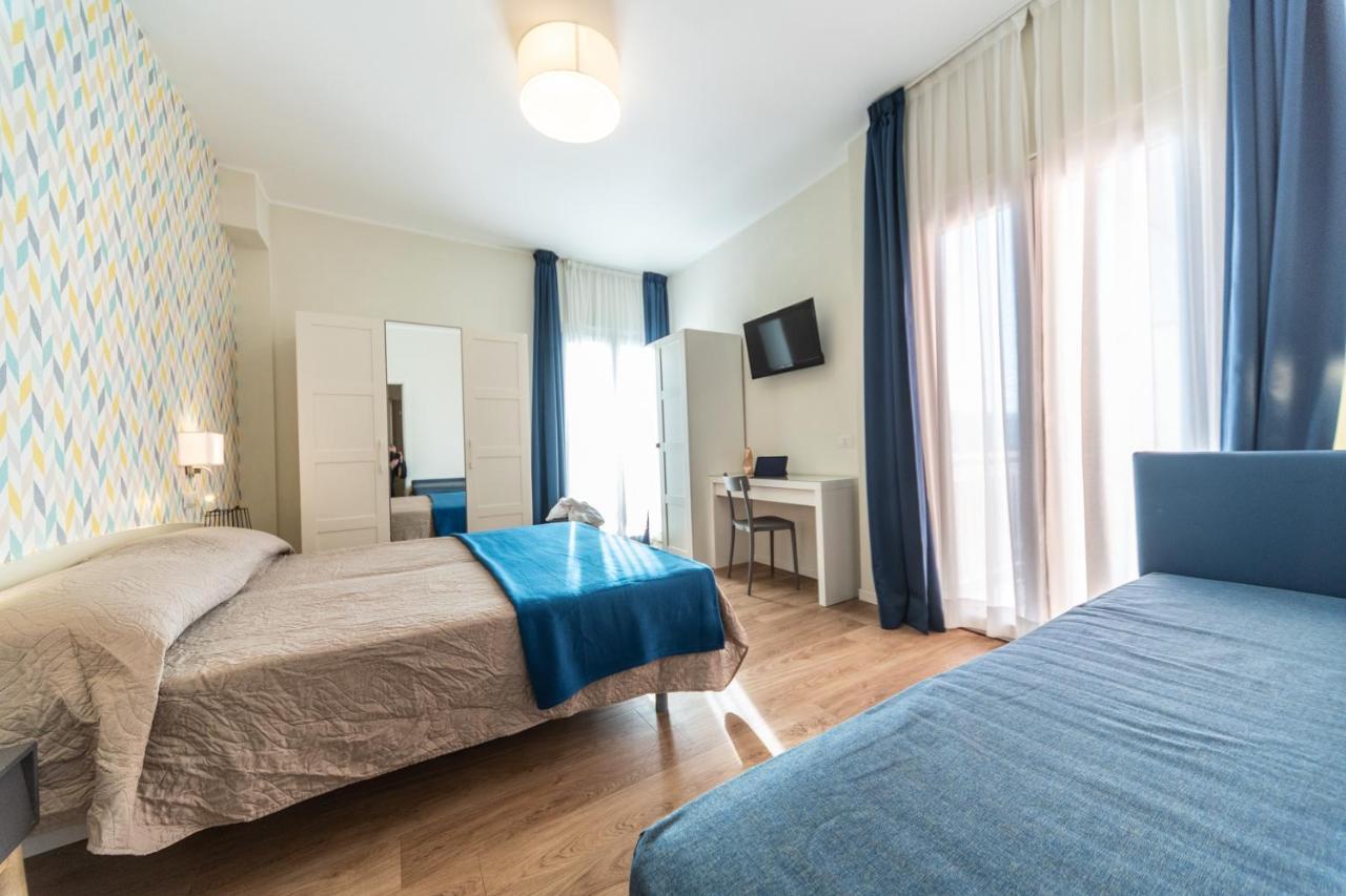 Hotel Kiss Riccione Bagian luar foto