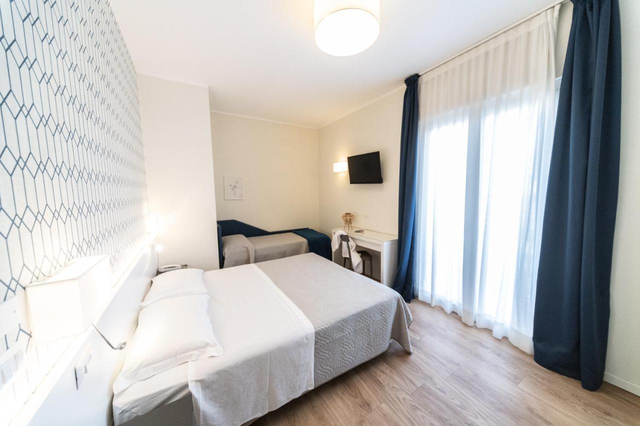 Hotel Kiss Riccione Bagian luar foto