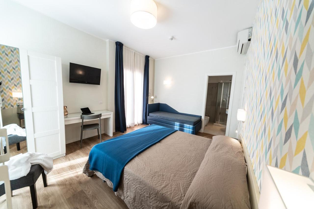 Hotel Kiss Riccione Bagian luar foto