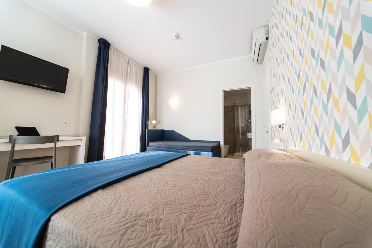 Hotel Kiss Riccione Bagian luar foto