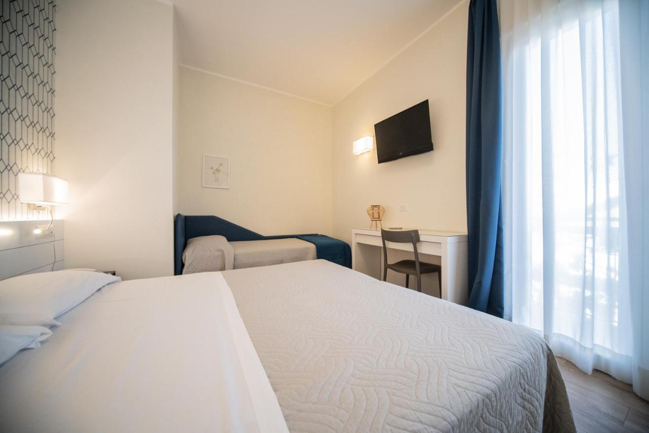 Hotel Kiss Riccione Bagian luar foto